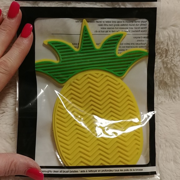 🎉2/$16 Pineapple Makeup Brush Cleaning Mat - Picture 4 of 4